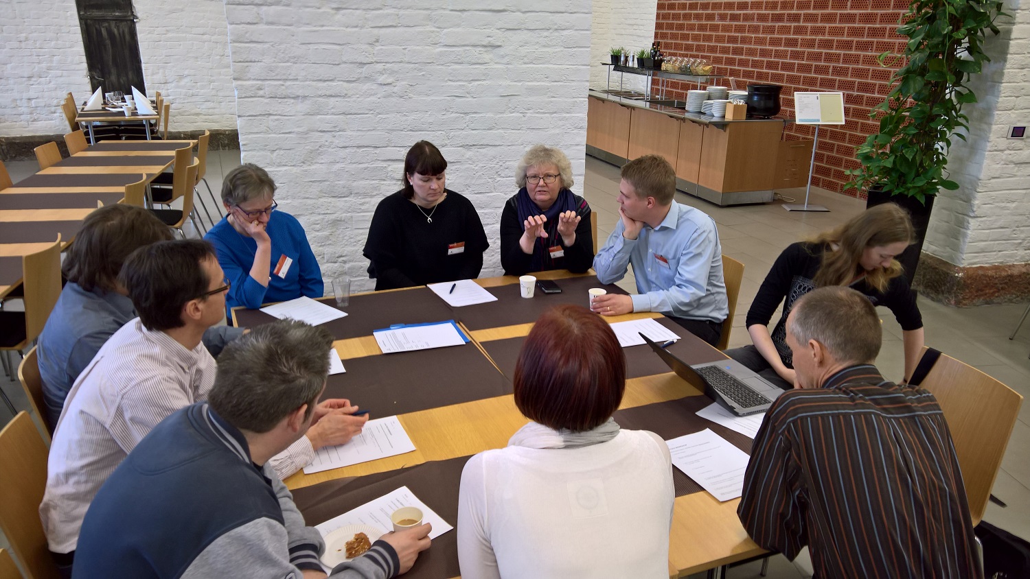 Matematiikan, fusiikan ja kemian opettajat koolla aineryhmäworkshopissa Wärtsilä vierailulla.