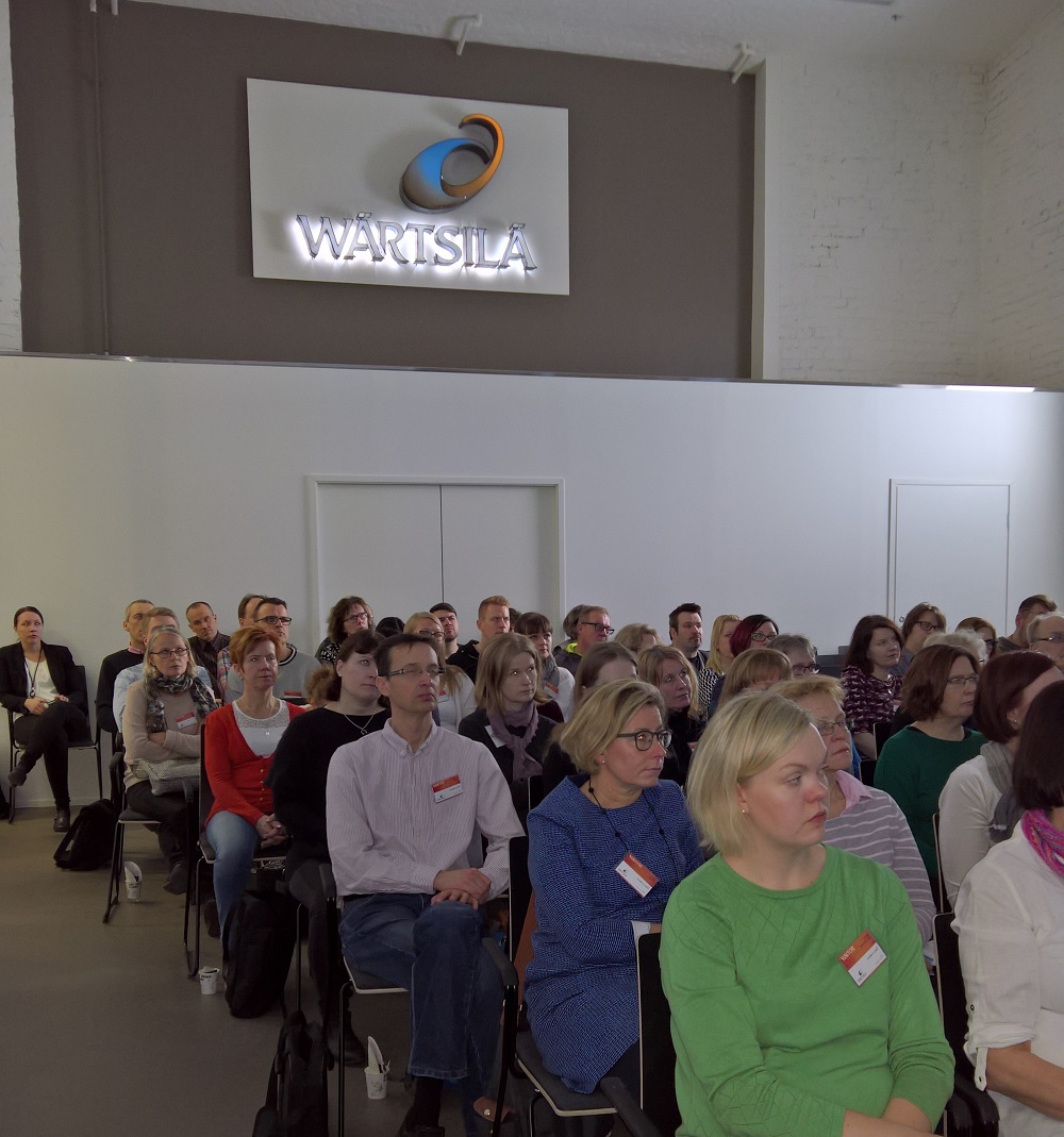 Opettajat kuuntelemassa yleisesitystä Wärtsilästä ja Vaasan alueen energiaklusterista.